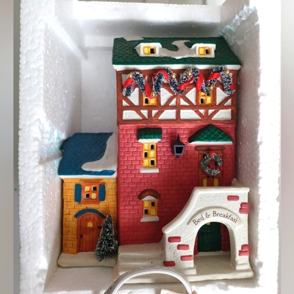 Vintage 1997 Dickensville Porcelain Lighted Christmas Village Bed & Breakfast - Picture 4 of 8